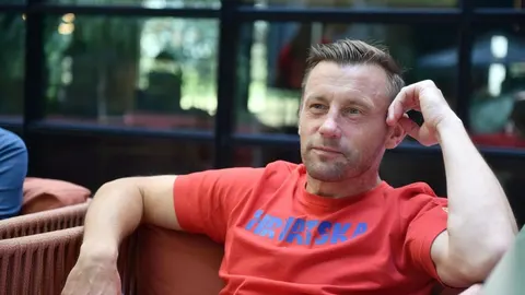 Ivica Olić u crvenoj majici sjedi u opuštenom izdanju