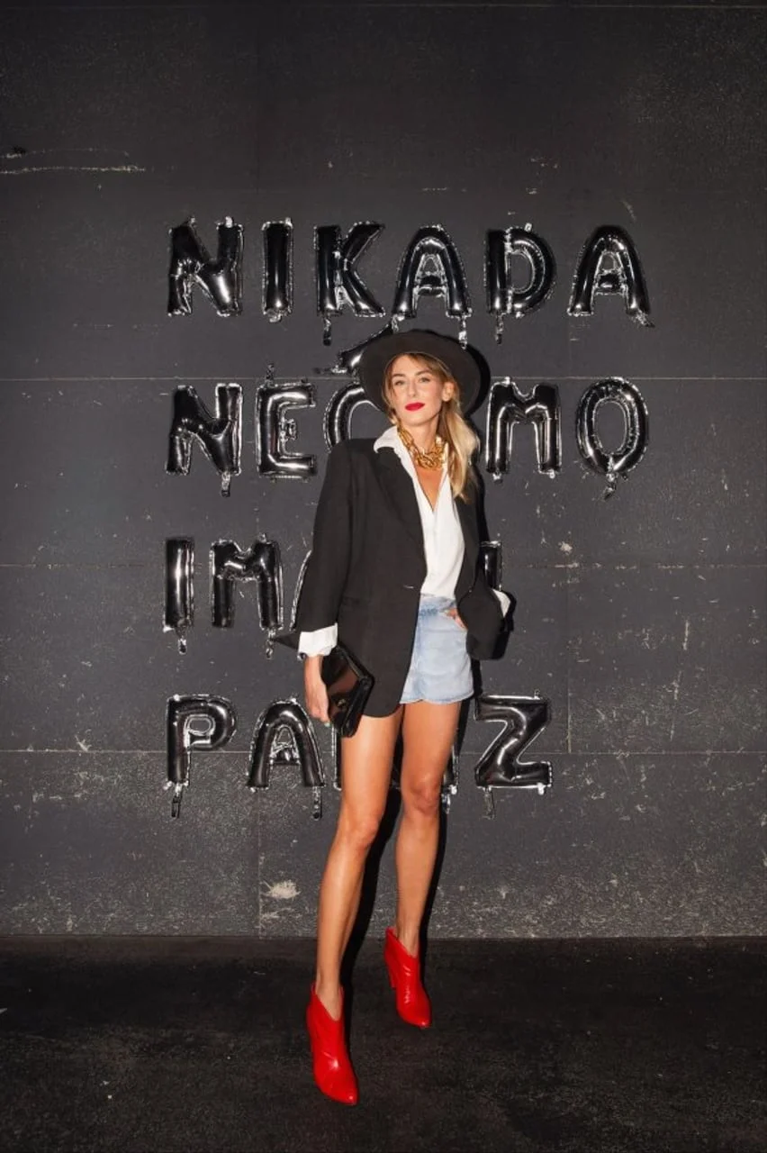 Anđela Ramljak u modernoj odjevnoj kombinaciji ispred zida s natpisom