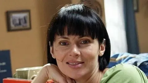 Portret glumice Mirte Zečević s crnom kosom i šiškama u zatvorenom prostoru.