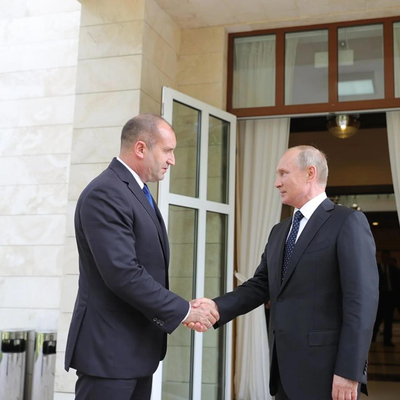 Rumen Radev i Vladimir Putin se rukuju ispred zgrade.