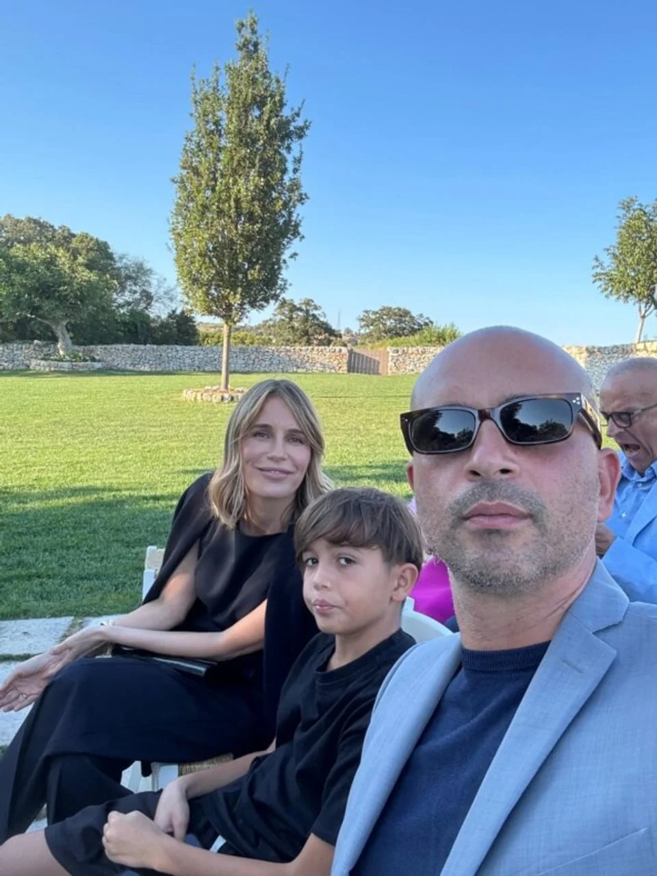 Vanja Rupena sa suprugom i sinom na otvorenom