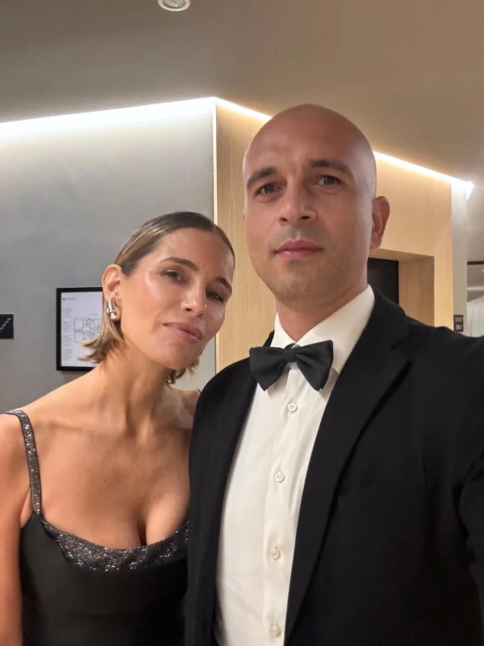 Vanja Rupena i suprug u svečanoj odjeći na događanju