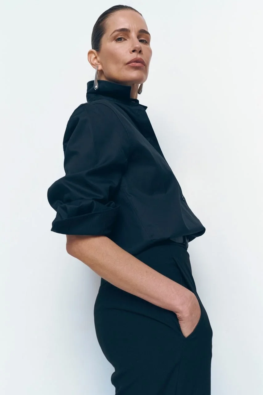 Modni portret Vanje Rupene u elegantnoj crnoj košulji