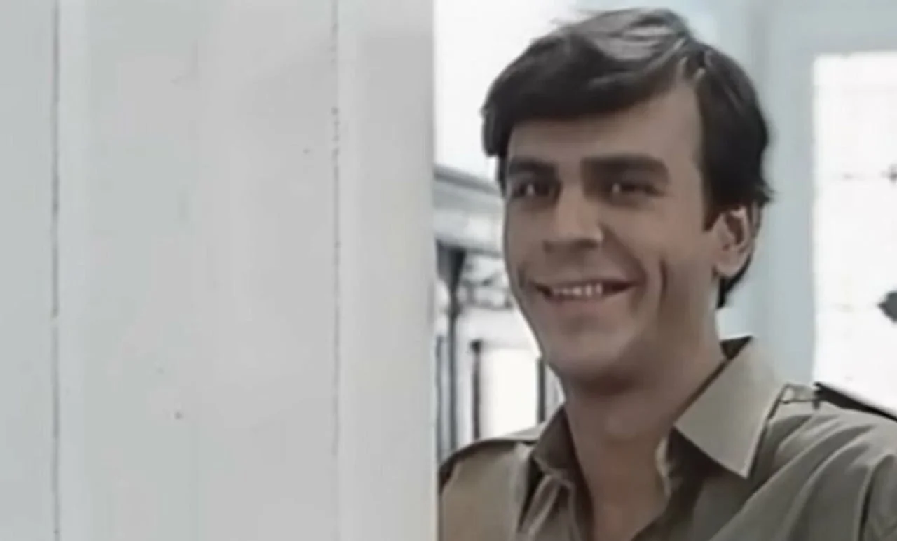 Nasmijani Žarko Laušević u svijetloj košulji