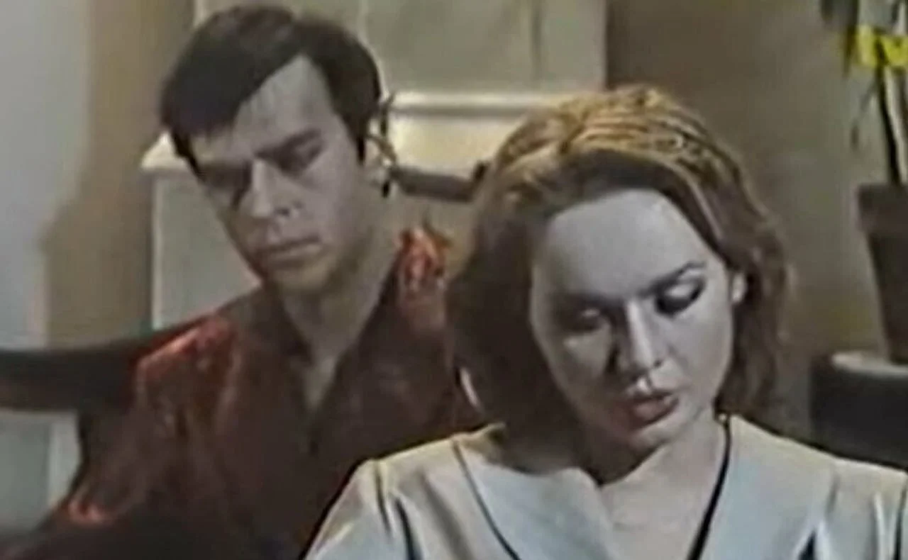 Scena iz filma u kojoj Žarko Laušević sjedi pored kolegice