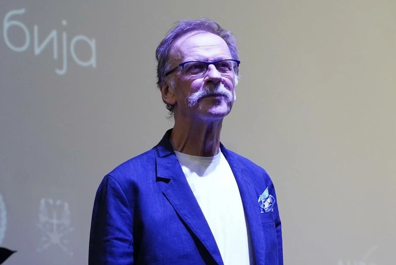 Žarko Laušević u tamnom sakou obraća se prisutnima na pozornici