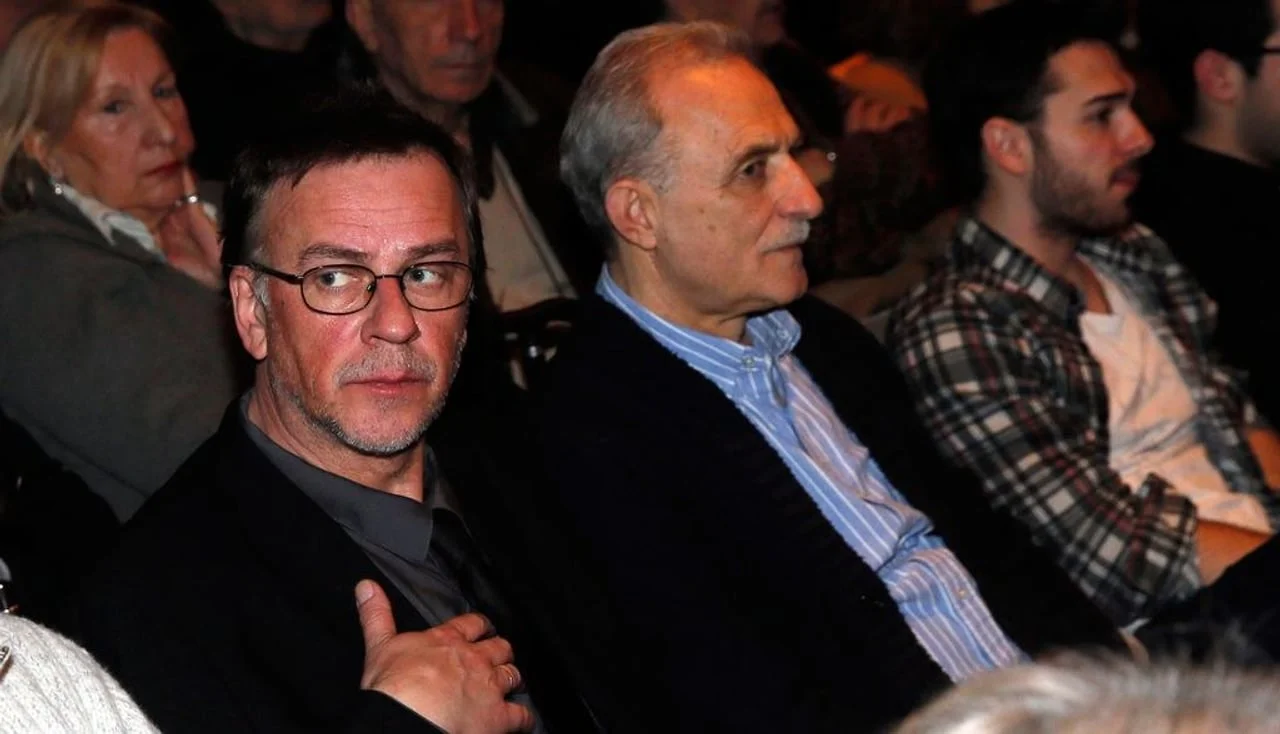 Žarko Laušević razgovara s kolegama u dvorani