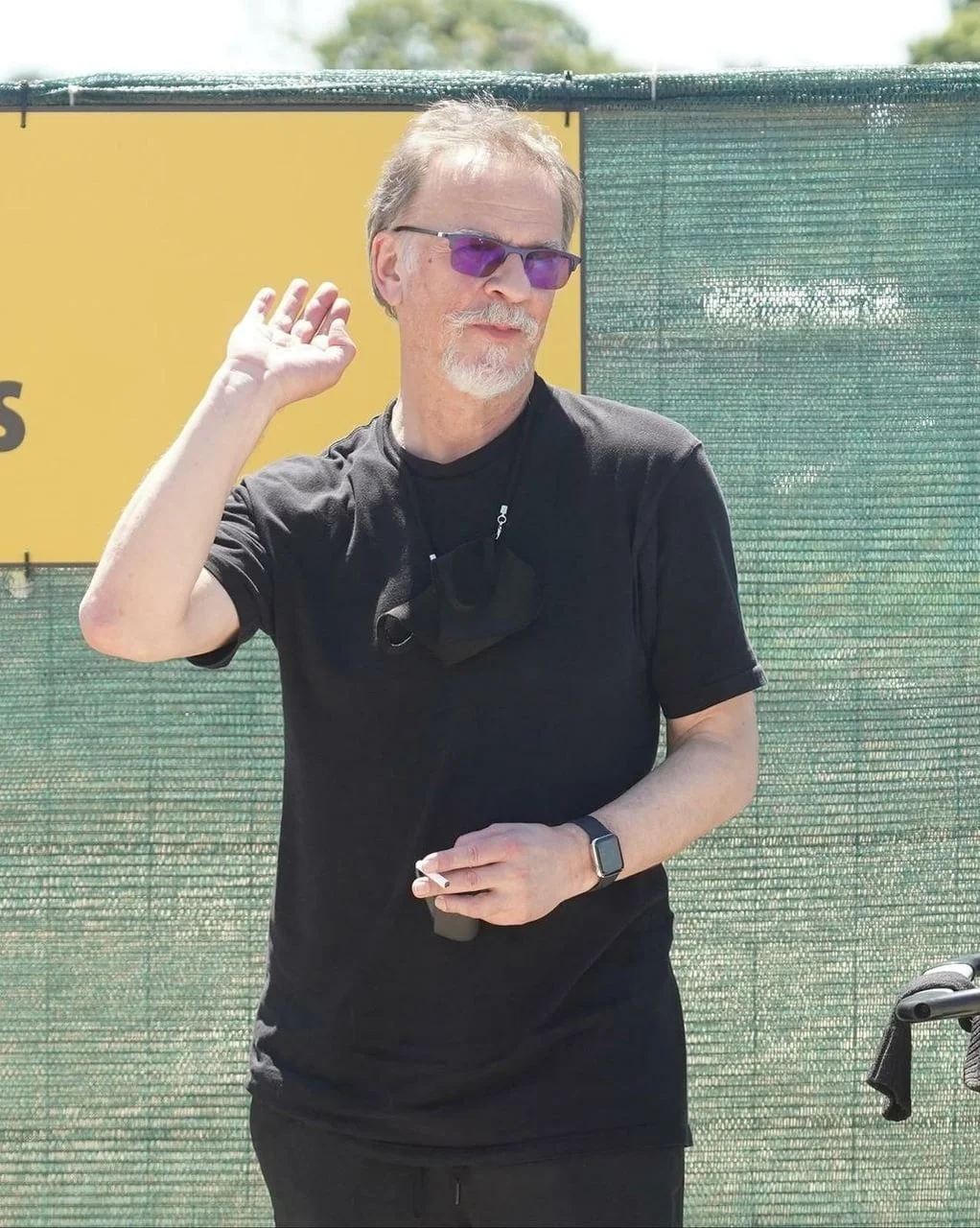 Žarko Laušević na otvorenom s naočalama za sunce i cigaretom