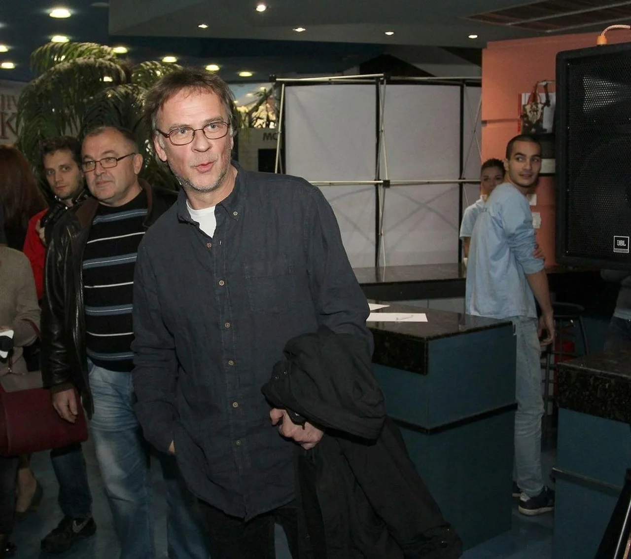 Žarko Laušević u tamnoj košulji ulazi u prostoriju