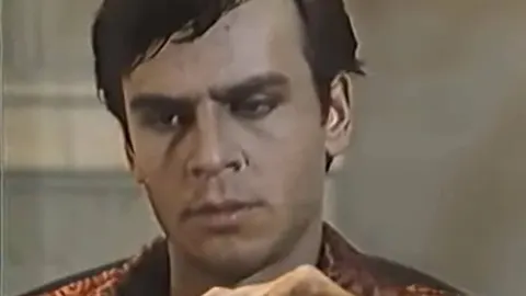 Krupni kadar mladog Žarka Lauševića s ozbiljnim izrazom lica