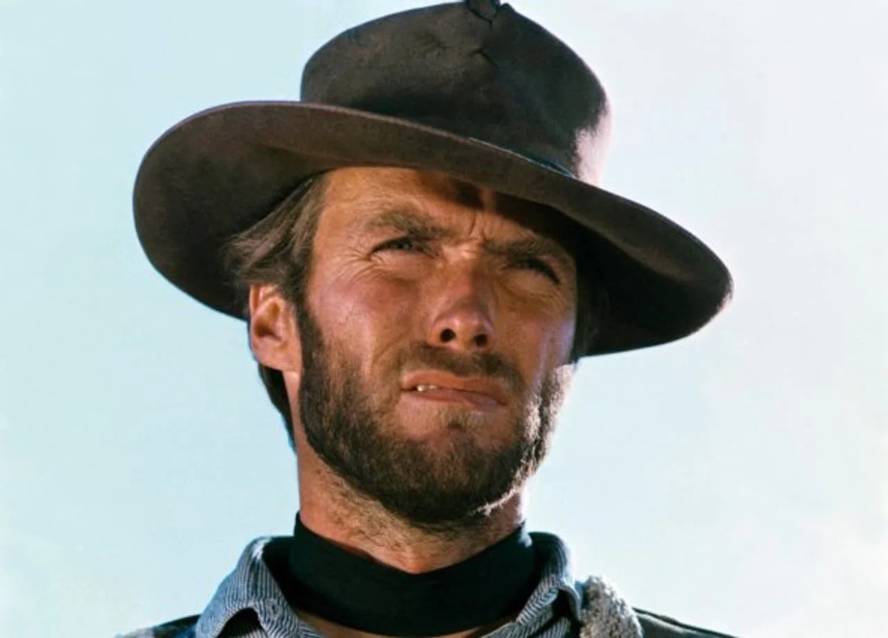 Clint Eastwood s bradom i šeširom u filmskom kadru iz vesterna