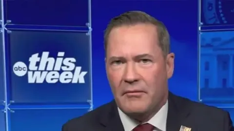 Mike Waltz ozbiljnog izraza lica tijekom gostovanja u televizijskoj emisiji.