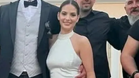 Mirna Mihelčić u bijeloj vjenčanici nasmijana stoji pored uzvanika