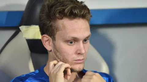 Krupni kadar nogometaša Alena Halilovića sa zamišljenim izrazom lica