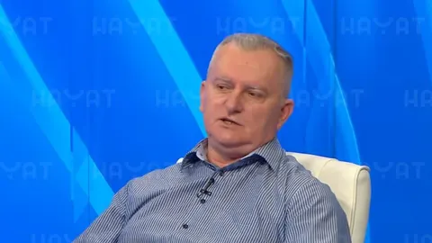 Mario Karamatić u prugastoj košulji tijekom gostovanja u televizijskom studiju.