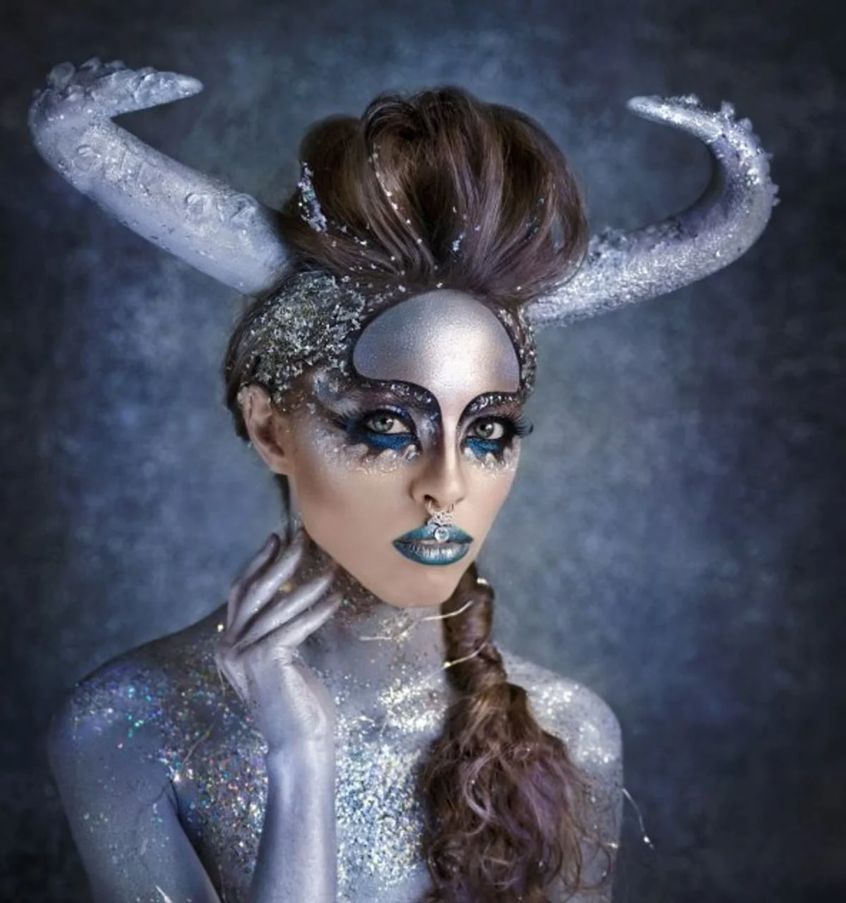 Žena s umjetničkom šminkom i velikim rogovima na glavi