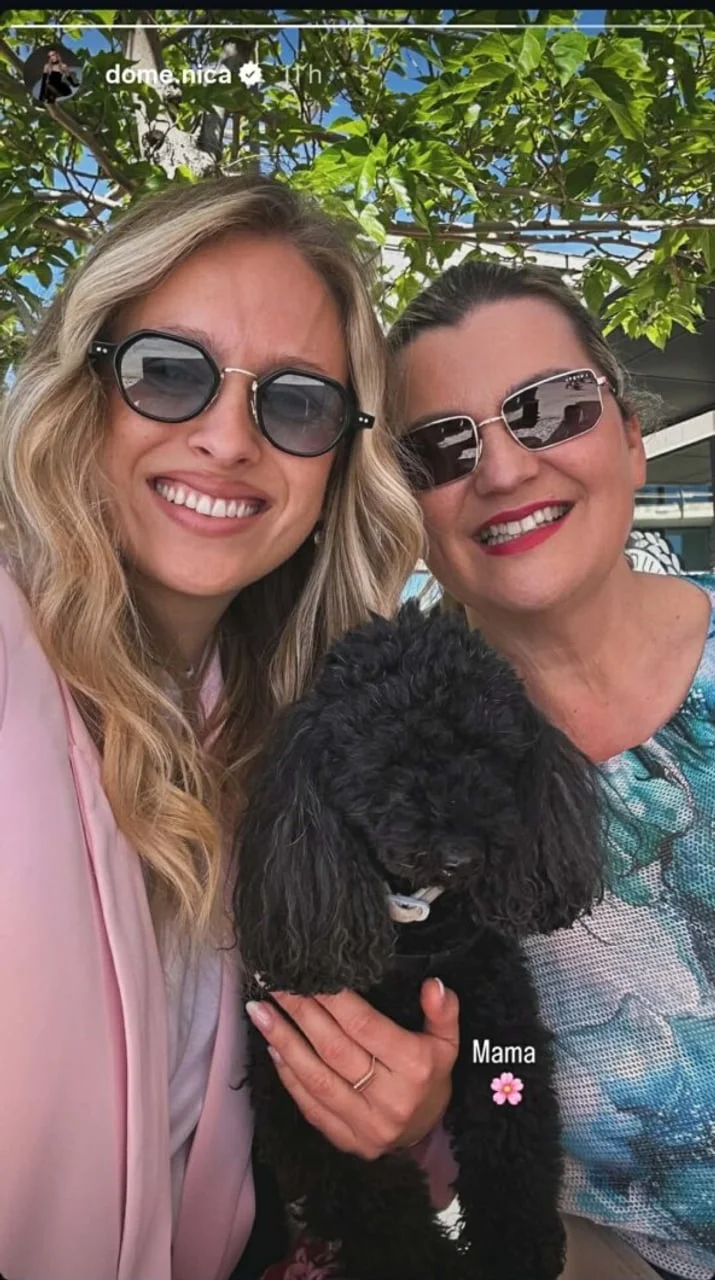 Domenica i njezina majka Romana sa psom na suncu
