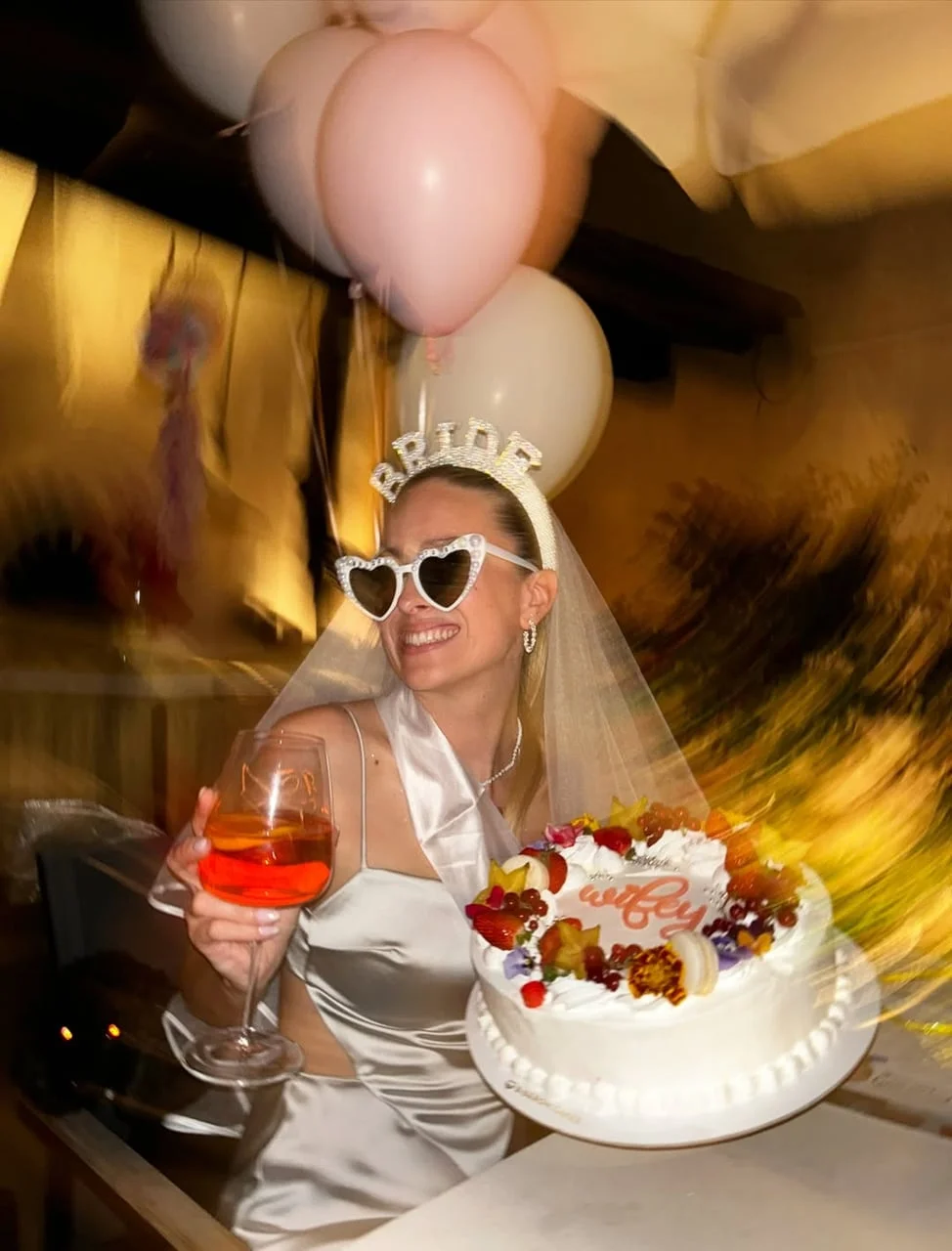 Domenica slavi uz tortu i natpis Bride na glavi