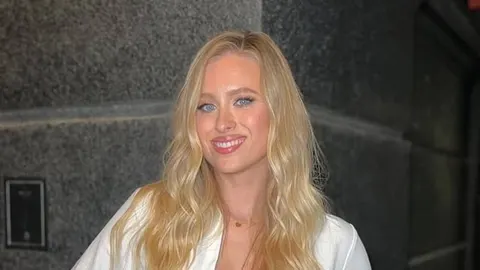 Domenica Žuvela s plavom kosom u bijelom sakou