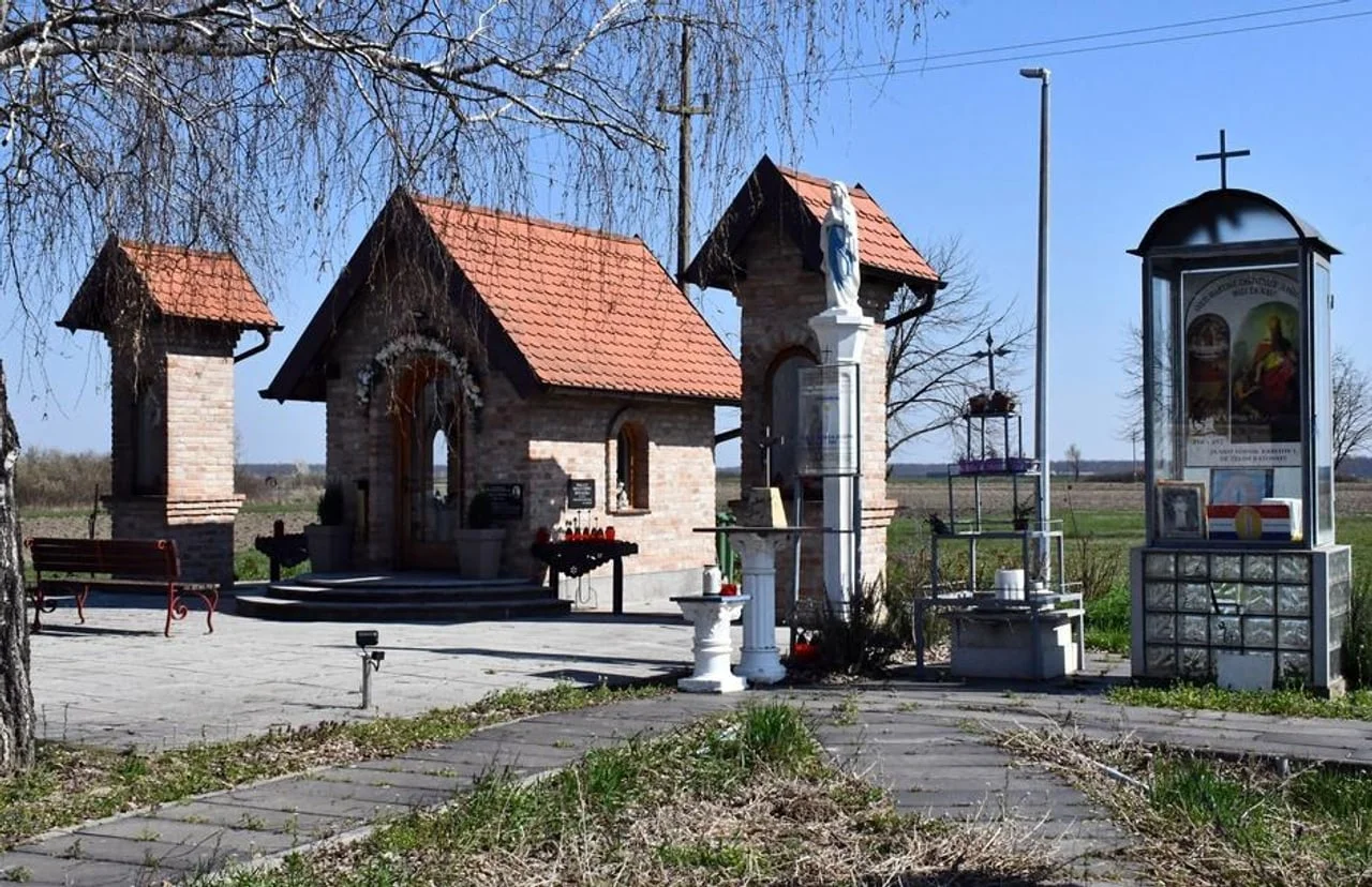 Sakralni objekti i kipovi na otvorenom prostoru u selu