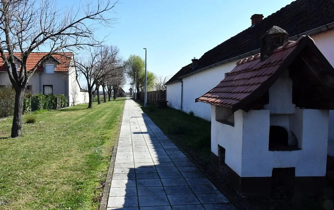 Uređena staza uz bijelu zgradu s tradicionalnim detaljima