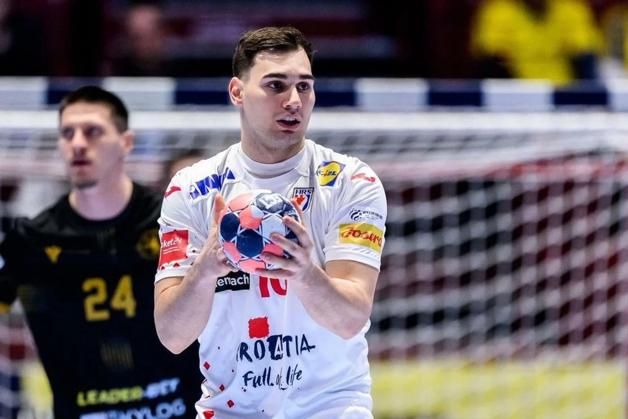 Rukometaš Josip Šimić s loptom u rukama tijekom sportske utakmice.