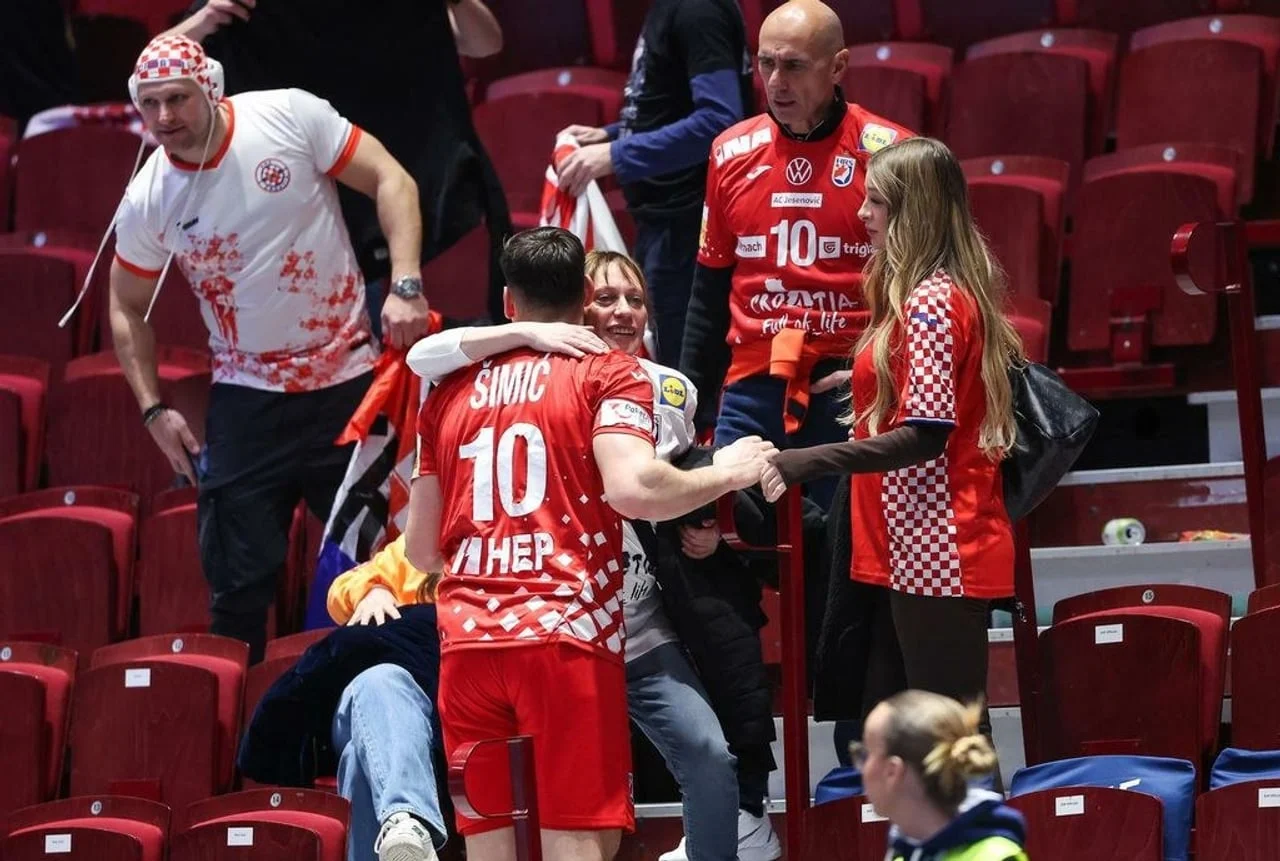 Josip Šimić grli blisku osobu na tribinama dok supruga Leona stoji u blizini.