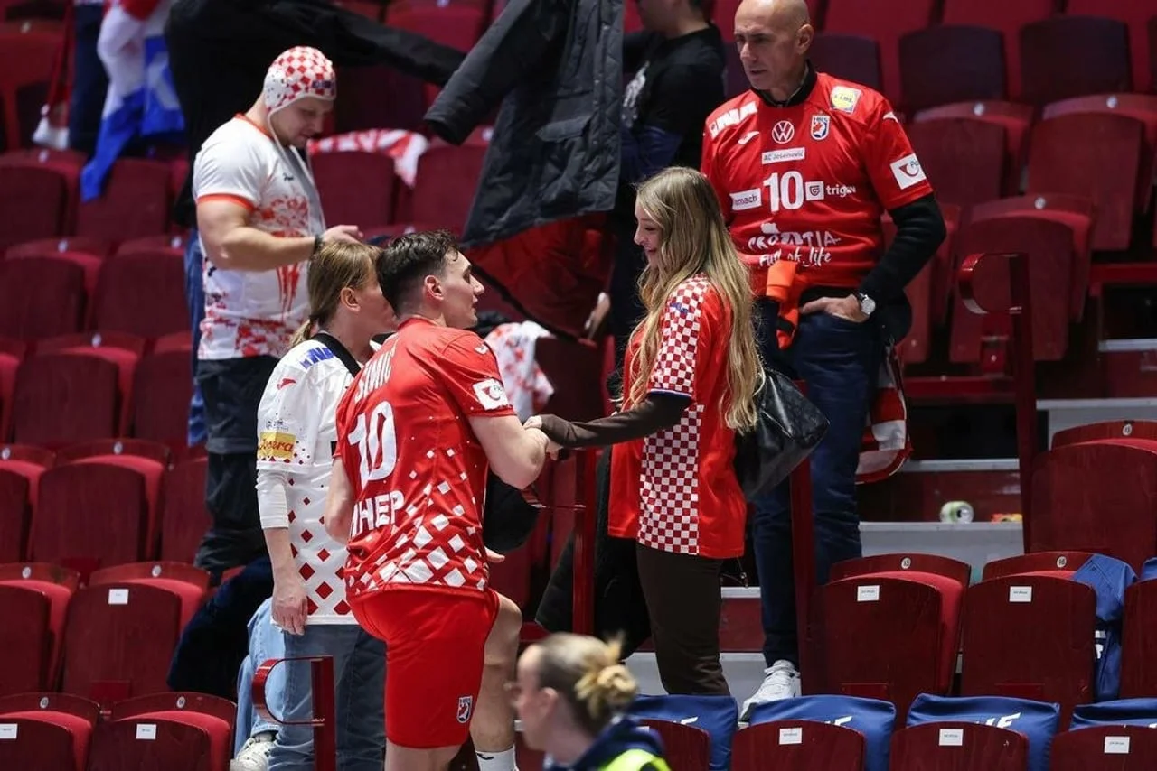 Široki kadar Josipa i Leone Šimić kako razgovaraju na tribinama dvorane.