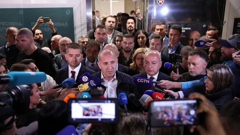 Rumen Radev govori pred mnoštvom novinara i mikrofona nakon izborne pobjede.