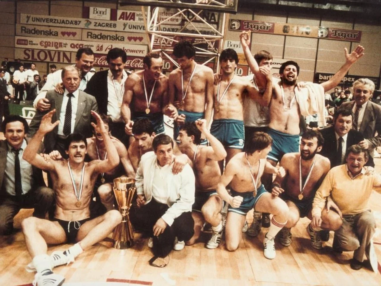 Momčad Zadra slavi naslov prvaka Jugoslavije na parketu s trofejom