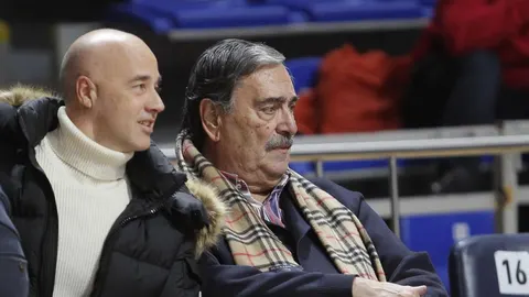 Vlade Đurović sjedi na tribini sportske dvorane i promatra utakmicu