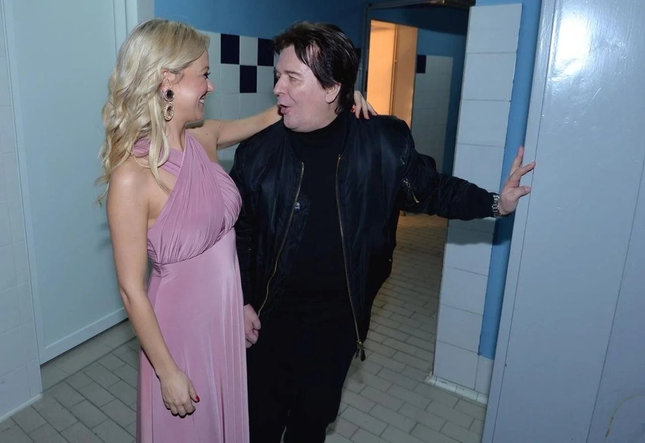 Nasmijana Maja Šuput u razgovoru sa svojim ocem i menadžerom Borisom.