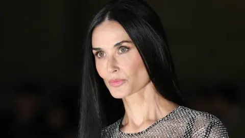 Glumica Demi Moore s dugom crnom kosom u svjetlucavoj odjeći