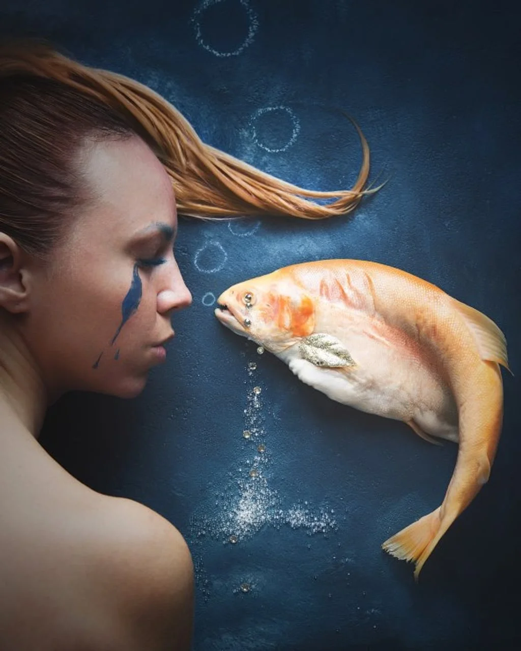 Umjetnički prikaz žene i ribe u plavim tonovima