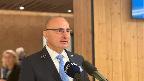 Gordan Grlić Radman daje izjavu za medije ispred HRT mikrofona.