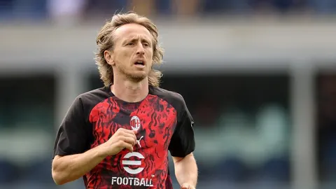 Luka Modrić u dresu AC Milana tijekom treninga na nogometnom terenu.