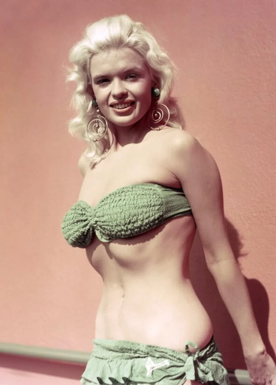 Jayne Mansfield pozira u dvodijelnom zelenom kupaćem kostimu