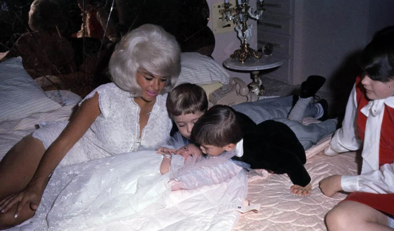 Jayne Mansfield u krevetu s djecom pored novorođene bebe