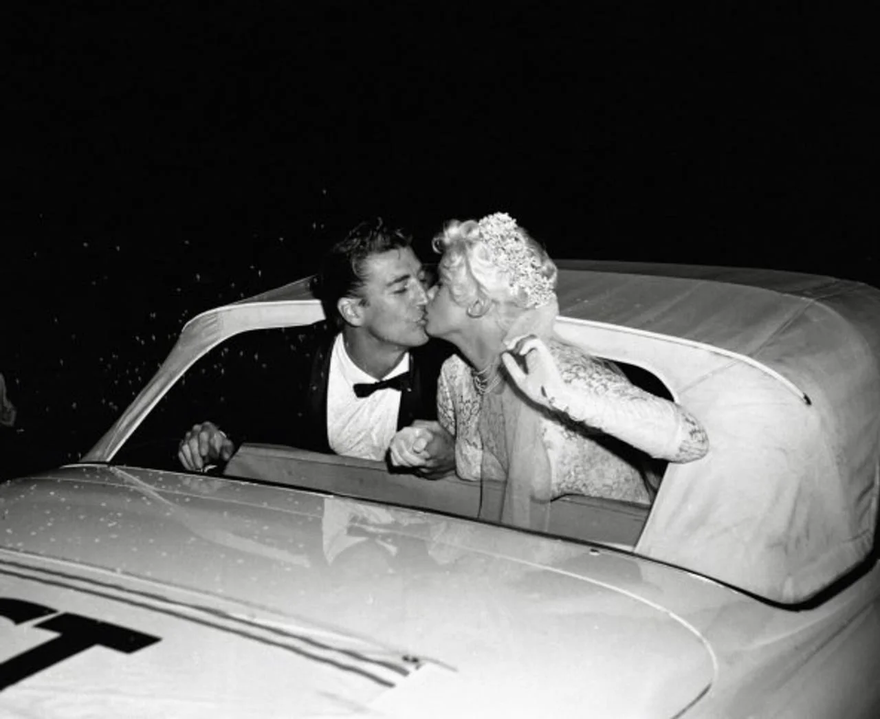 Poljubac Jayne Mansfield i Mickeyja Hargitaya u bijelom vozilu