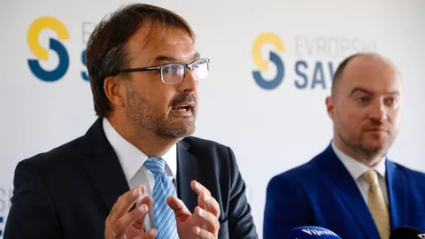 Vatroslav Belan govori na konferenciji za medije ispred logotipa Evropskog saveza.