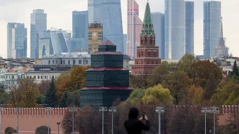 Pogled na zidine Kremlja i moderne nebodere poslovnog centra Moskva Siti u pozadini.