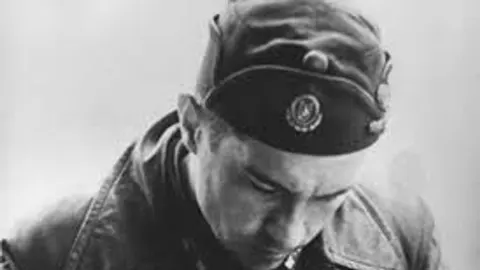 Crno-bijeli portret Maksa Luburića u vojnoj uniformi s kapom.