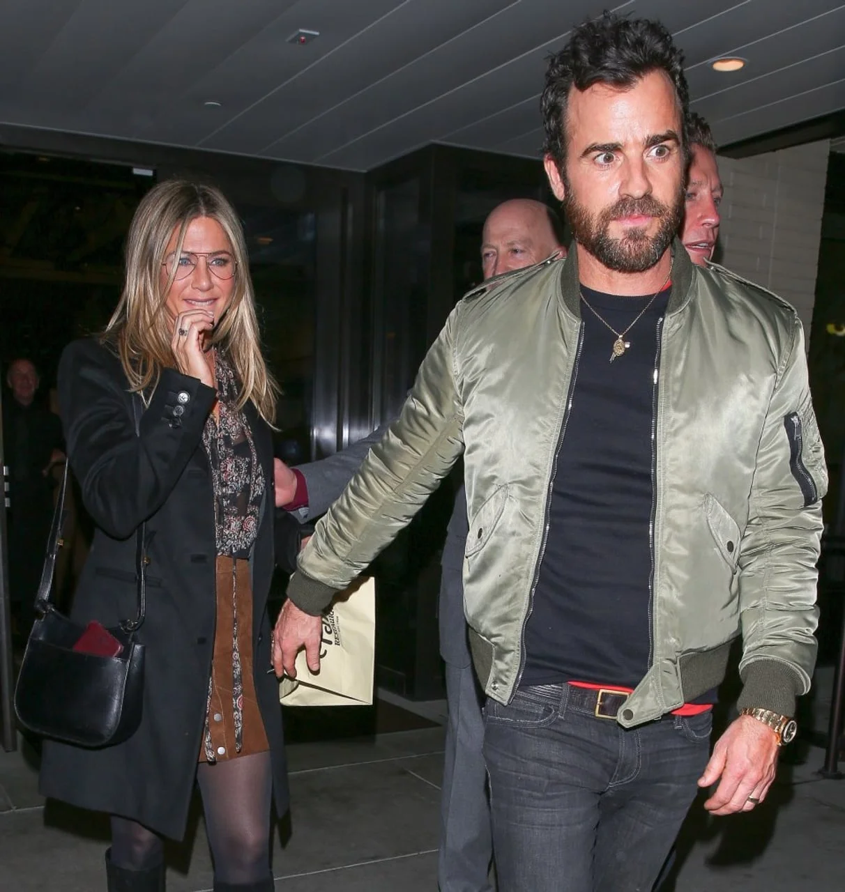 Justin Theroux u zelenoj jakni i Jennifer Aniston u crnom kaputu