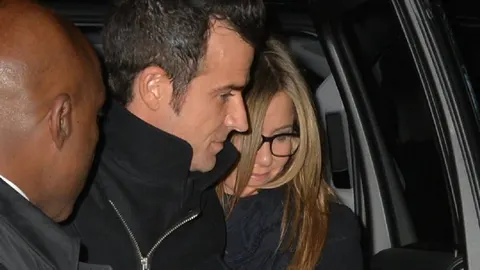 Justin Theroux i Jennifer Aniston izlaze iz automobila