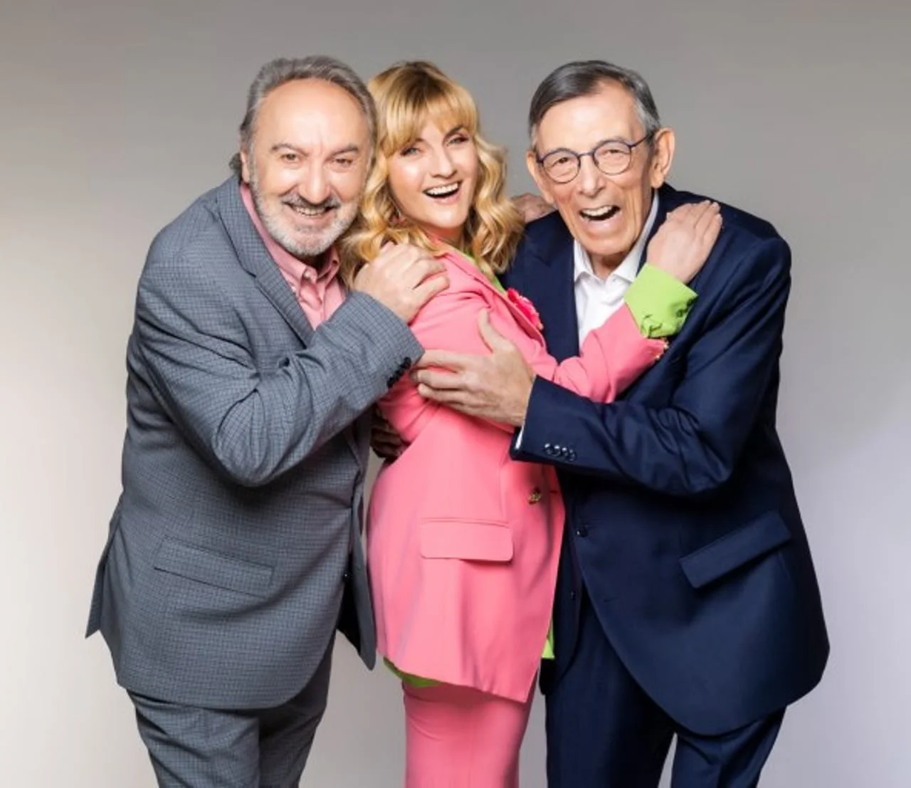 Nasmijani Vladimir Kočiš Zec, Sanja Doležal i Marinko Colnago u zagrljaju