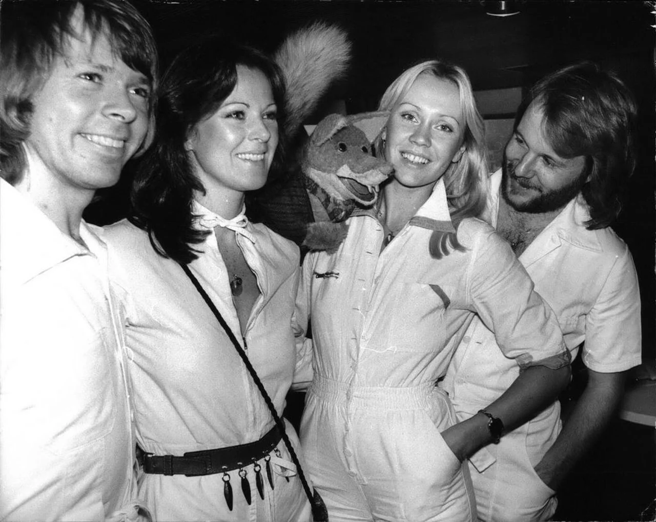 Grupa ABBA u bijelim kombinezonima s maskotom lisice