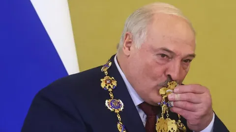 Aleksandar Lukašenko ljubi zlatno odlikovanje tijekom službene ceremonije.