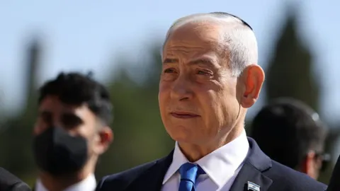 Benjamin Netanyahu na otvorenom u službenom odijelu