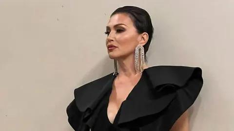 Nina Badrić u elegantnoj crnoj haljini s upečatljivim modnim detaljima.