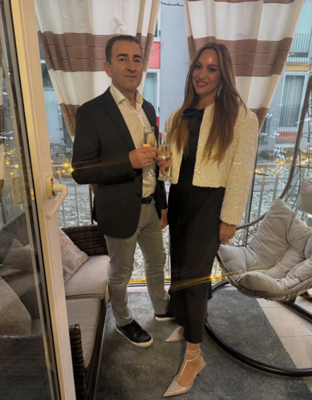 Simona i Ante Mijoković poziraju na terasi s čašama u rukama